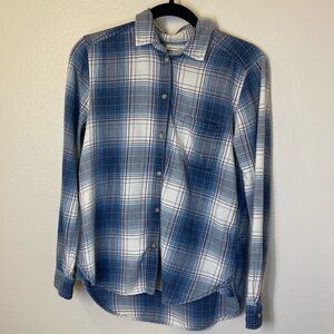 american Eagle Boyfriend fit button down blue plaid flannel shirt